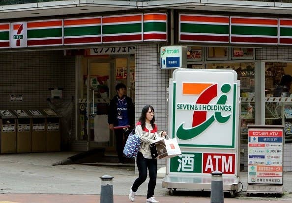 the outside of a 7/11