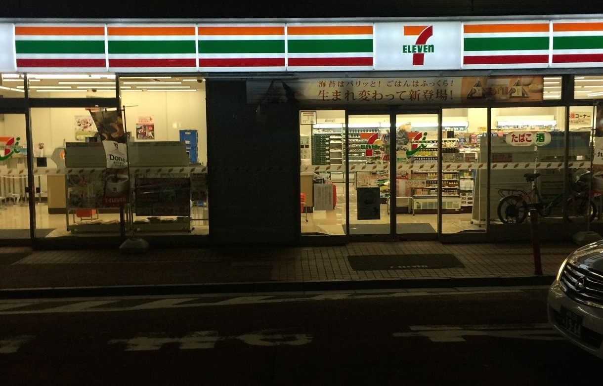 7 11 фото. 7 Eleven в Японии. Японский 7 Eleven интерьер. Seven Eleven ночь. Seven Eleven вид внутри.