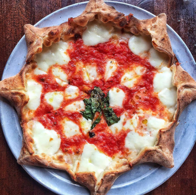 Empecemos con esta pizza, galardonada con la medalla de honor a la forma más sensual de 2016.