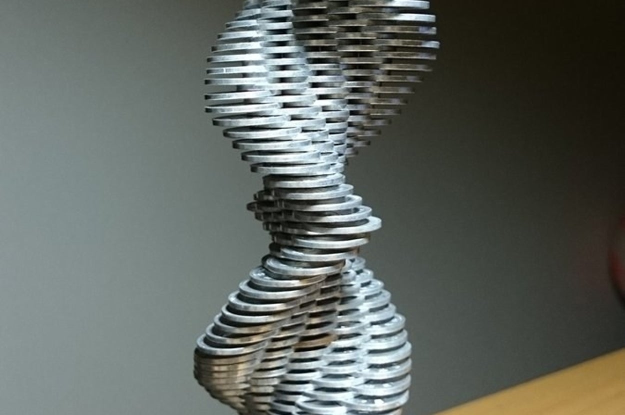 1時間で600枚！暇つぶしでコインを積み重ねている人の世界がすごい