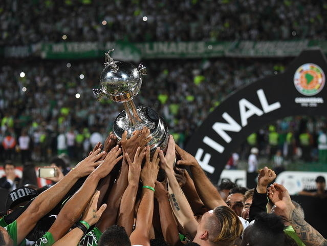 Jogadores do Atlético Nacional tocam no troféu da Libertadores, em julho