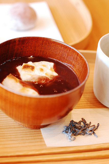 東京消防庁は、事故を防ぐポイントとして、以下の4つを挙げている。# 餅を小さく切って、食べやすい大きさに# 急いで飲み込まず、ゆっくりと噛んでから飲み込む# 乳幼児や高齢者と一緒に食事をする時は、食事の様子を見ながら注意を払う# 応急手当の方法を理解する
