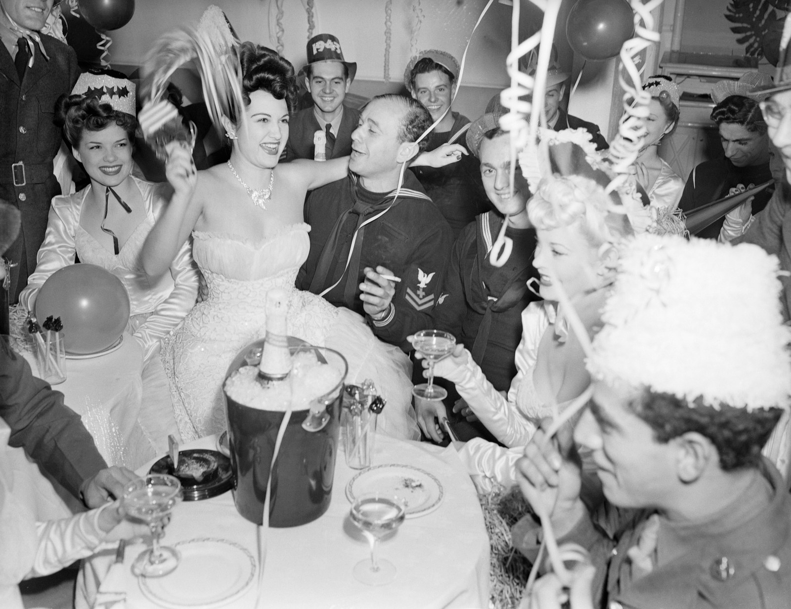 28 New Years Eve Photos From The Last Century Prove Its The Best Night To Party