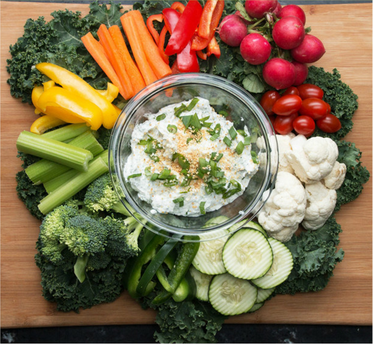 Блюда из овощей соусом. Закуски здорового питания. Здоровое питание овощи. Тарелка с овощами. Здоровая тарелка овощи.