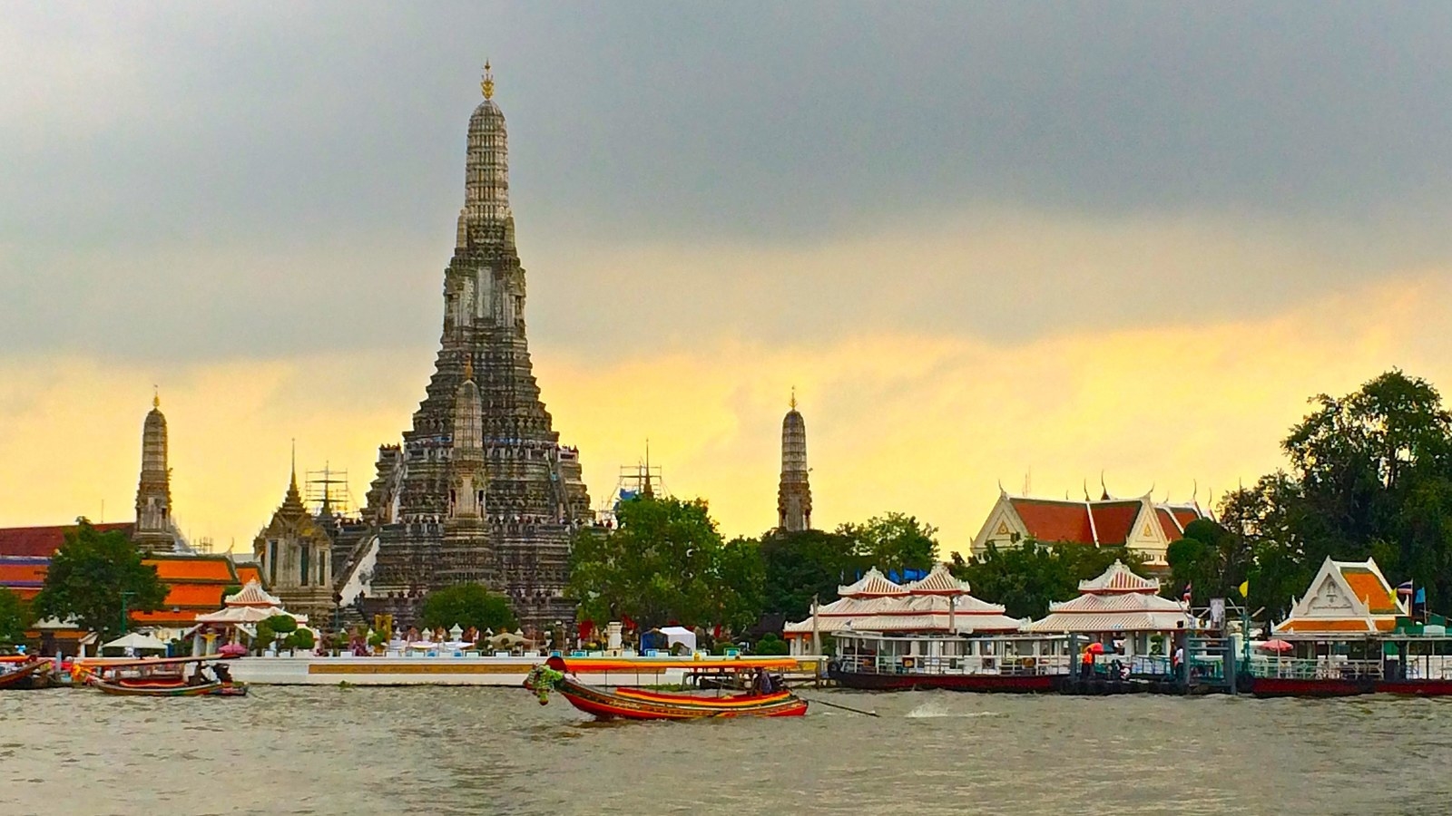 Many of the city’s well known landmarks have been constructed by the riverside; this means you can enjoy amazing views of famed attractions ranging from the Grand Palace to Wat Arun or Temple of Dawn.