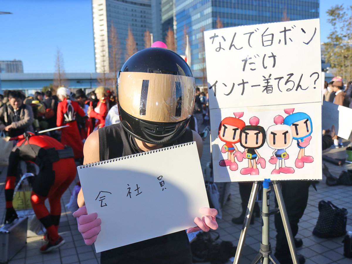 もとやんさん(@Coltm1911B)コスプレ:「ボンバーマン」の黒ボン「コミケは今回で4回目です。このコスプレ、実は寒いです。朝の開始からずっとこの状態です」