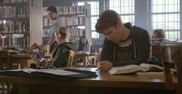 この物語は、エヴァンという男の子が学校の図書館の机に落書きをするところから始まる。