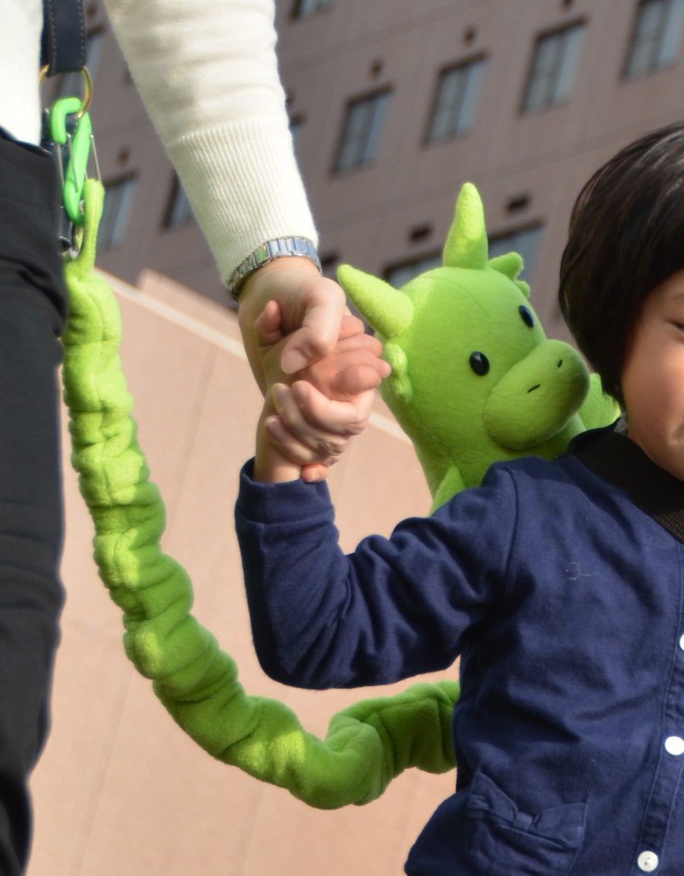 子どもがペットに見えない 迷子ひも 試作した大学生が問う 社会の寛容さ