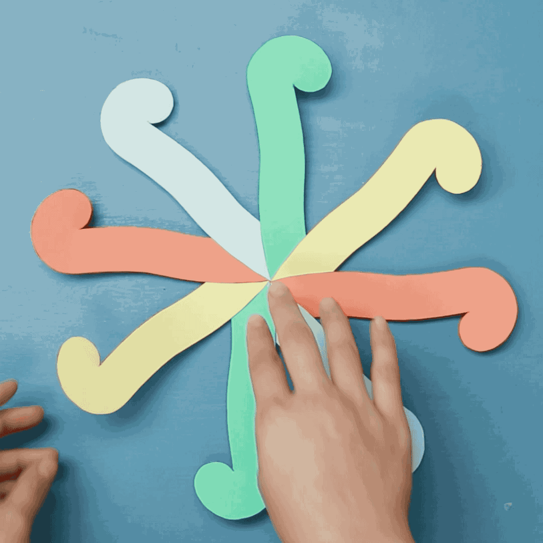 To get the top started, connect the first and third arms, then put in the second. If this is confusing, just follow the GIF. That's what we made it for, fool. After that, just add in all the other arms in order, the same way you connected them for the bottom of the box.