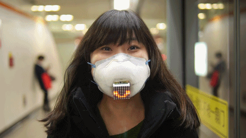 Pas besoin de porter un masque pour protéger vos voies respiratoires. Ils sont inutiles! Les masques chirurgicaux, au même titre que les foulards, n’arrêtent que les plus grosses particules. Or celles-ci sont déjà filtrées par le nez (vous n’avez jamais autant respecté les poils de nez). Les masques avec filtre sont, comme leur nom l’indique, un peu plus filtrants. Mais ils n’arrêtent pas les particules fines (elles passent à travers), qui sont les plus dangereuses, ni de nombreux gaz, comme le dioxyde d’azote. Et non seulement ils ne sont pas très utiles, mais en plus, ils rendent la respiration difficile. «C’est souvent plus une gêne qu’une aide», pointe Arthur Depas, d’Airparif dans cet article.