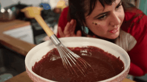 Un conseil de la chef Raiza Costa, de l'émission Rainha da Cocada sur la chaîne brésilienne GNT: si les bulles font du bruit, cela signifie que la levure est active, et que le gâteau va lever.