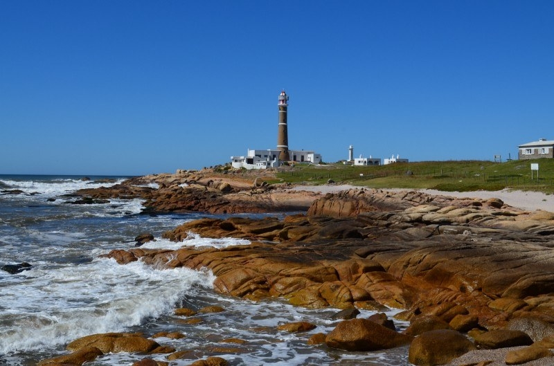 O Uruguai não deixa nada a desejar quando falamos em praias e litoral. São praias de areia mais clara e grossa, água limpa e na maioria das vezes não muito cheias.