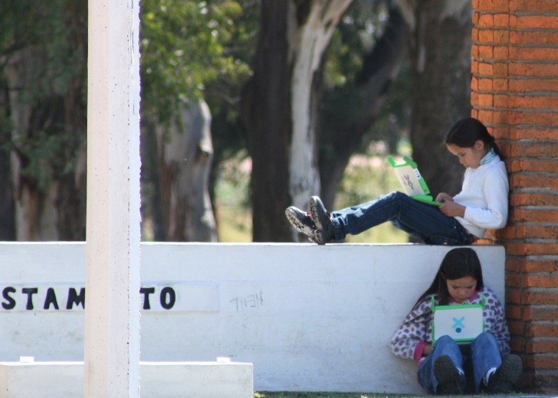 No Uruguai se encontra wi-fi gratuito disponível em praticamente todos os lugares. É também o primeiro país do mundo a implementar completamente a iniciativa de ter um laptop por criança. Cada criança na educação estatal, na escola primária e secundária, tem um laptop. Com uma taxa de 47.7 usuários de internet para cada 100 habitantes, o Uruguai é o país na América Latina com maior proporção de usuários.