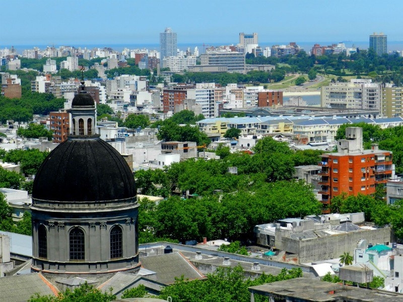Montevidéu, a capital do país, é a cidade com maior qualidade de vida da América Latina de acordo com o ranking Quality of Living Ranking, elaborado pela Mercer Consulting em 2016.