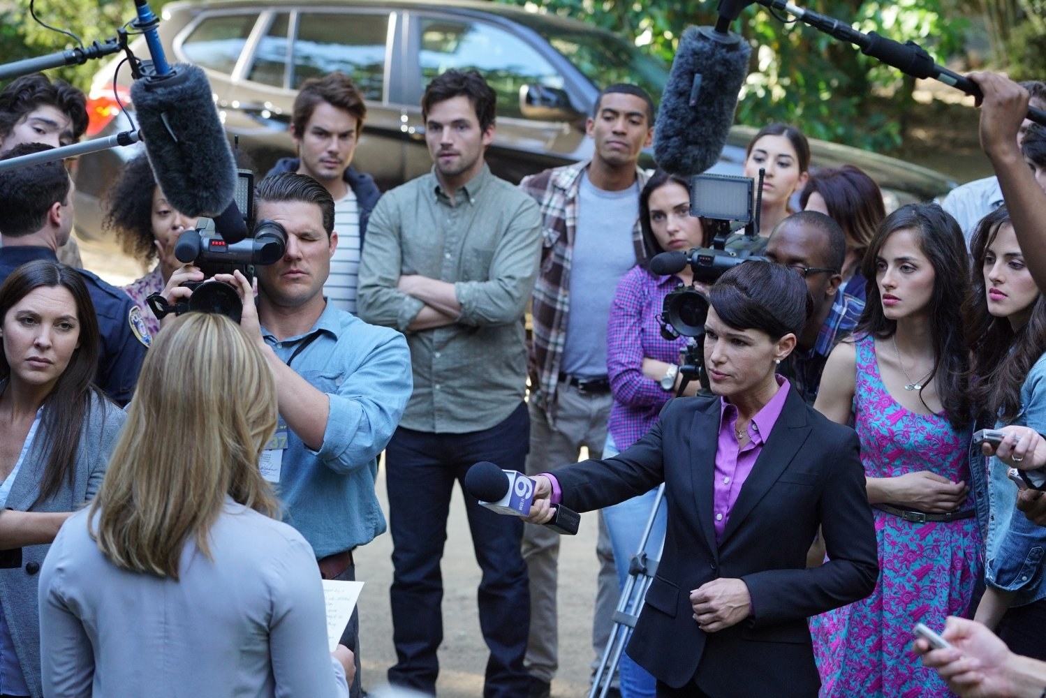 As pessoas gostaram do 1º episódio da 6ª temporada de "Pretty Little Liars" porque não tem um segundo de enrolação! Nele, os roteiristas amarram todas as pontas que ficaram soltas e mostraram que tudo pode ficar ainda mais complicado e sombrio.