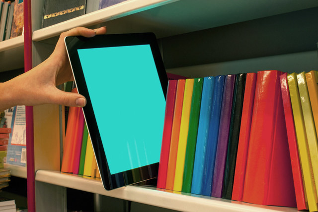 Seguramente cuentas con algunos libros de diseño que has ido acumulado a lo largo de los años; algunos de ellos han llegado a ti por casualidad, otros los has adquirido porque necesitabas conocer más de un tema específico o porque (seamos honestos) te gustó la portada. Combinando los dos propósitos anteriores te sugiero iniciar (o ampliar) tu biblioteca pero con un sentido multidisciplinario. Integra títulos de psicología, de ciencia, y de emprendimiento y consúmelos poco a poco, subraya y toma nota de cómo su contenido puede ayudarte mejorar ese proyecto que estás por realizar.Para iniciar, te recomiendo este y cuando estés listo para una lectura más retadora, te recomiendo este otro (¡Un excelente libro!).