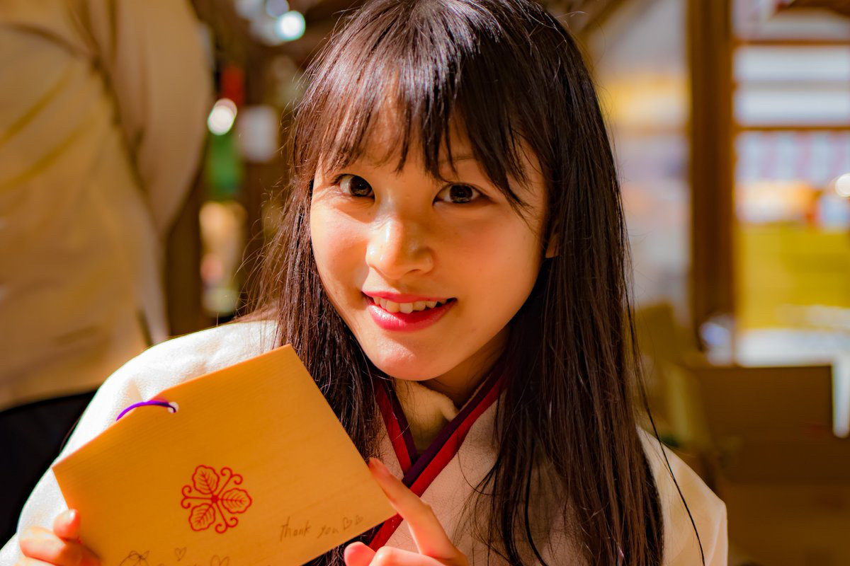 タレントのおぎのかなさん大阪市浪速区の今宮戎(いまみやえびす)神社で、商売繁盛を祈願する新春行事「十日戎(とおかえびす)」が、1月11日までの3日間あった。商売繁盛の神様「えべっさん」を祀っているこの神社では、ご利益を授かろうと、毎年大勢の参拝客が訪れる。