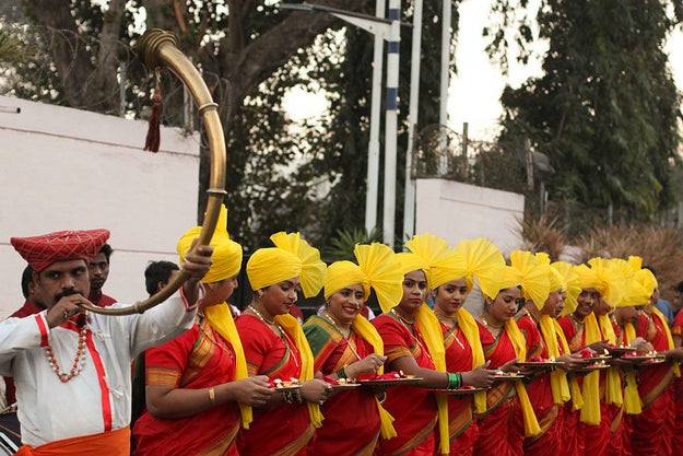 Once at the airport, the baller ladies queued up to greet Vin, desi style, with aartis and all.