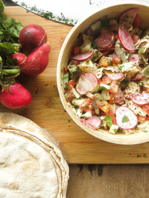 Salada árabe de rabanete, pepino, tomate e pão sírio
