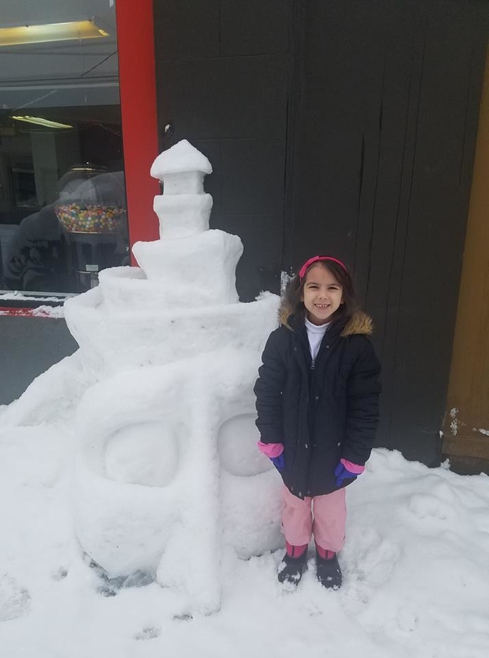 I'm not really sure what it is, snow castle? Face peering out of the sidewalk with a big hat? Something from the Lan Su Chinese Garden? Whatever it is, me likely. π¨