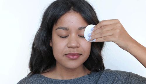 Ve un tutorial sobre cómo eliminar maquillaje de ojos y rostro en YouTube de Edgar's Makeup aquí o lee una lista de consejos de BirchBox aquí.