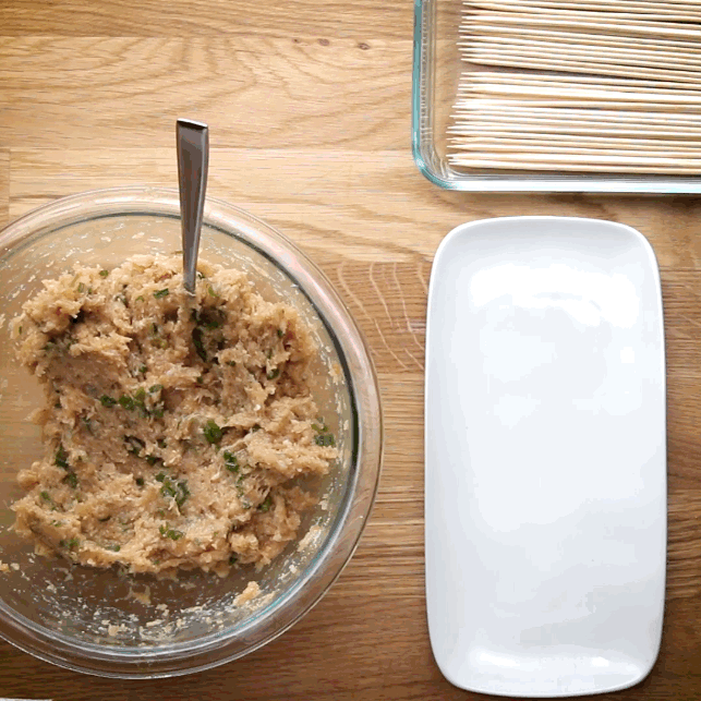 3.フライパンになたね油を熱し、(2)を3-4本ずつ中火で焼く。片面が黄金色に焼けたらうら返しし、両面に焼き色をつける。