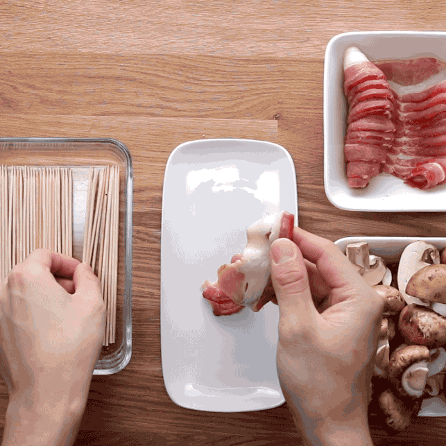 2.フライパンになたね油を熱し、(1)を3-4本ずつ中火で焼く。塩コショウをふり、片面が焼けたらうら返しす。うら面にも塩コショウをふって焼き、両面に焼き色をつける。