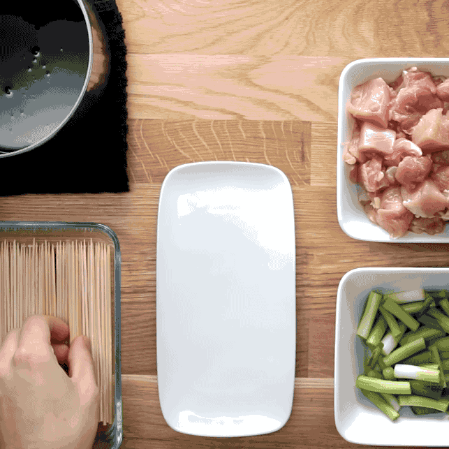 2.フライパンになたね油を熱し、(1)を3-4本ずつ中火で焼く。片面が焼けたらうら返し、両面に焼き色をつける。