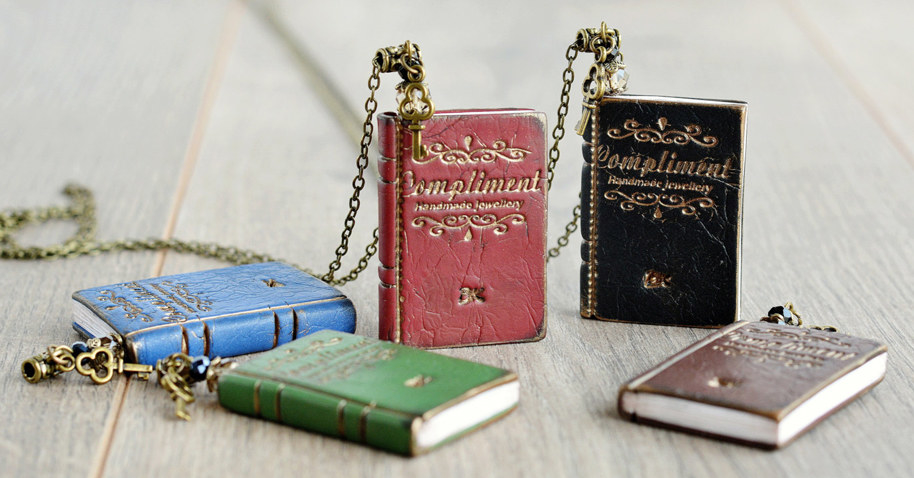 Diesen Schmuck in Buchform bekommst du hier für 28 Euro.