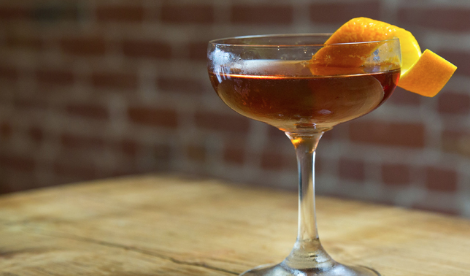 Lleva gin y vermouth dulce, entre otros licores. Es una adaptación del siempre clásico Martini.
