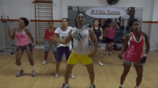 Pulo do gato: acertar a letra junto com a coreô.