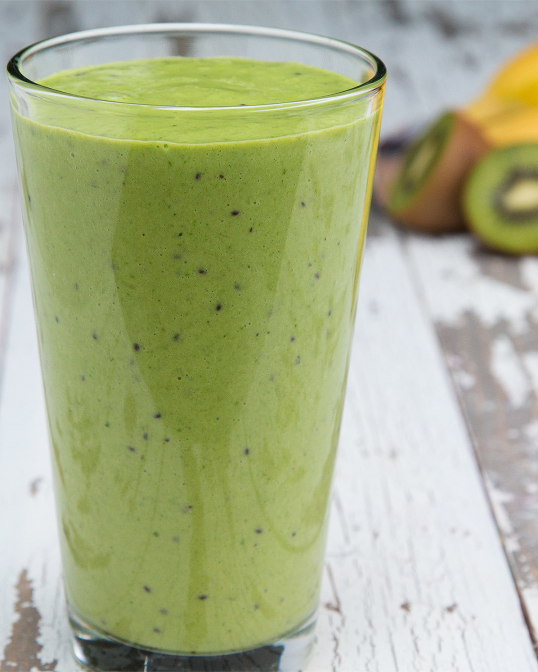 ZUTATEN3 Kiwi1 BananeSpinat350ml Milch deiner Wahl280g Griechischer Joghurt ZUBEREITUNG1. Früchte in einen Gefrierbeutel geben und gut verschließen, so kannst du sie mehrere Monate im Gefrierfach aufbewahren.2. Wenn du einen Smoothie möchtest, die Früchte zusammen mit Milch und griechischem Joghurt in einen Mixer geben, dann mixen bis eine gleichmäßige Flüssigkeit entstanden ist. 3. Genießen!