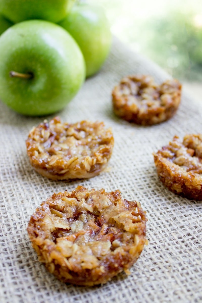 Яблочное печенье. Crispy Apple. Яблочное печенье самое вкусное. Печенье с яблоками. Яблочный десерт с печеньем.