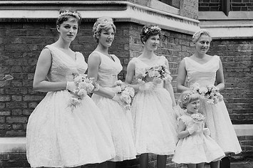 Você sabe dar uma festa de casamento de bom gosto segundo este guia de etiqueta dos anos 50?