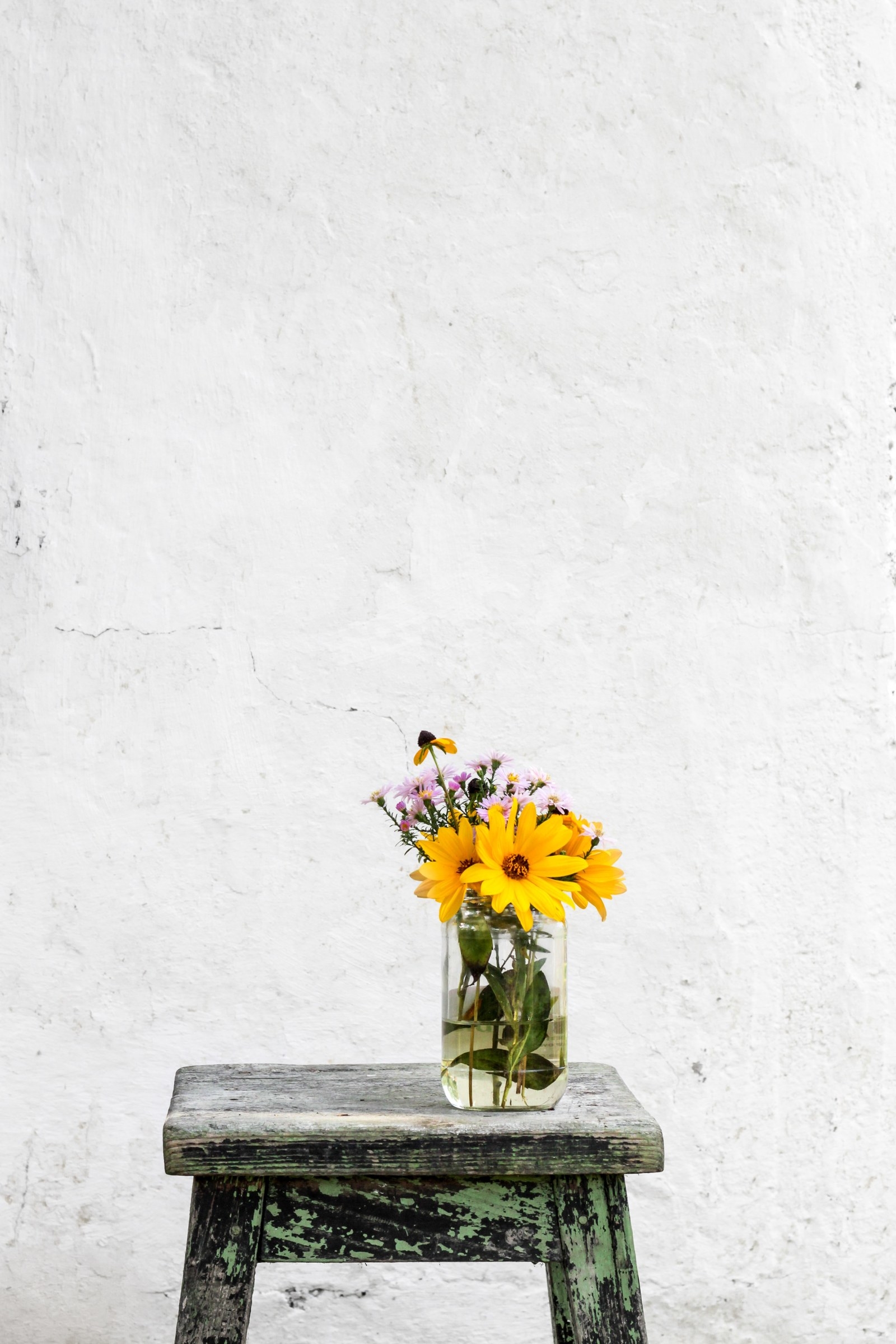 Never underestimate the power of flowers to instantly brighten up a room.
