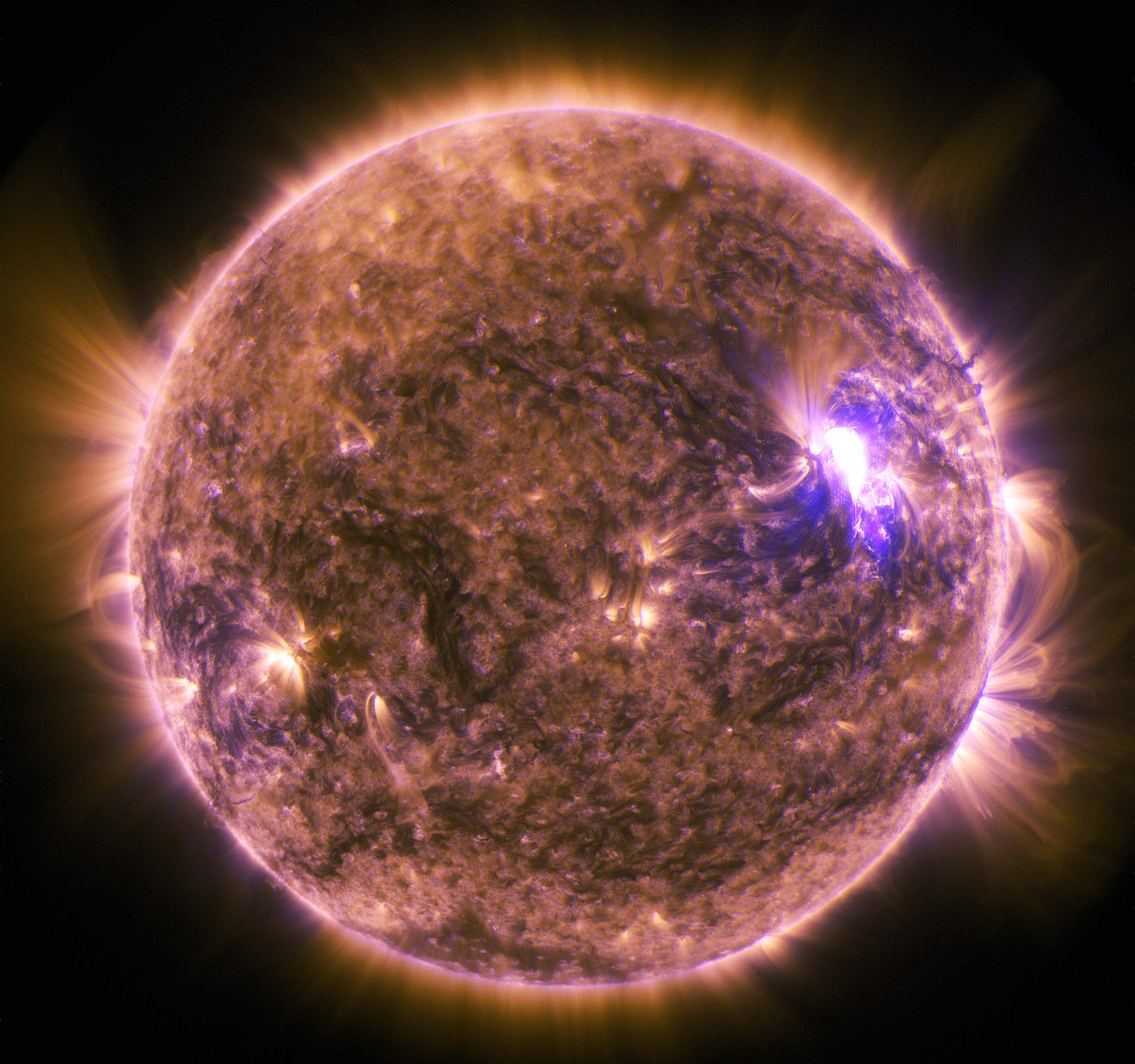 Cuando se acumula la energía en el Sol, se liberan cargas de iones en la forma de una tormenta solar. Si la tormenta es muy poderosa, ese extra de iones y energía puede llegar a afectar los satélites y la electricidad.