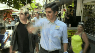 "O candidato quer passar a imagem de que é amado por toda a gente. Coloca chapéu de engenheiro e aponta pra frente".