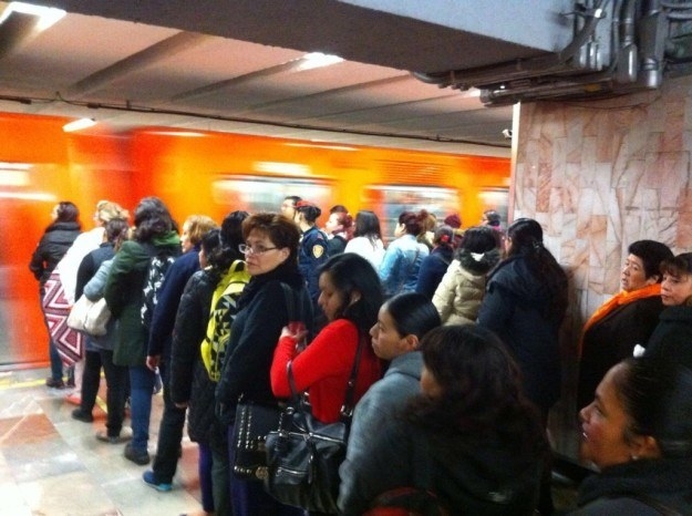 "Formar dos líneas al lado de las puertas del metro y esperar que todos bajen para subir. Así habría más orden y menos robos."— Andrea, Pachuca.