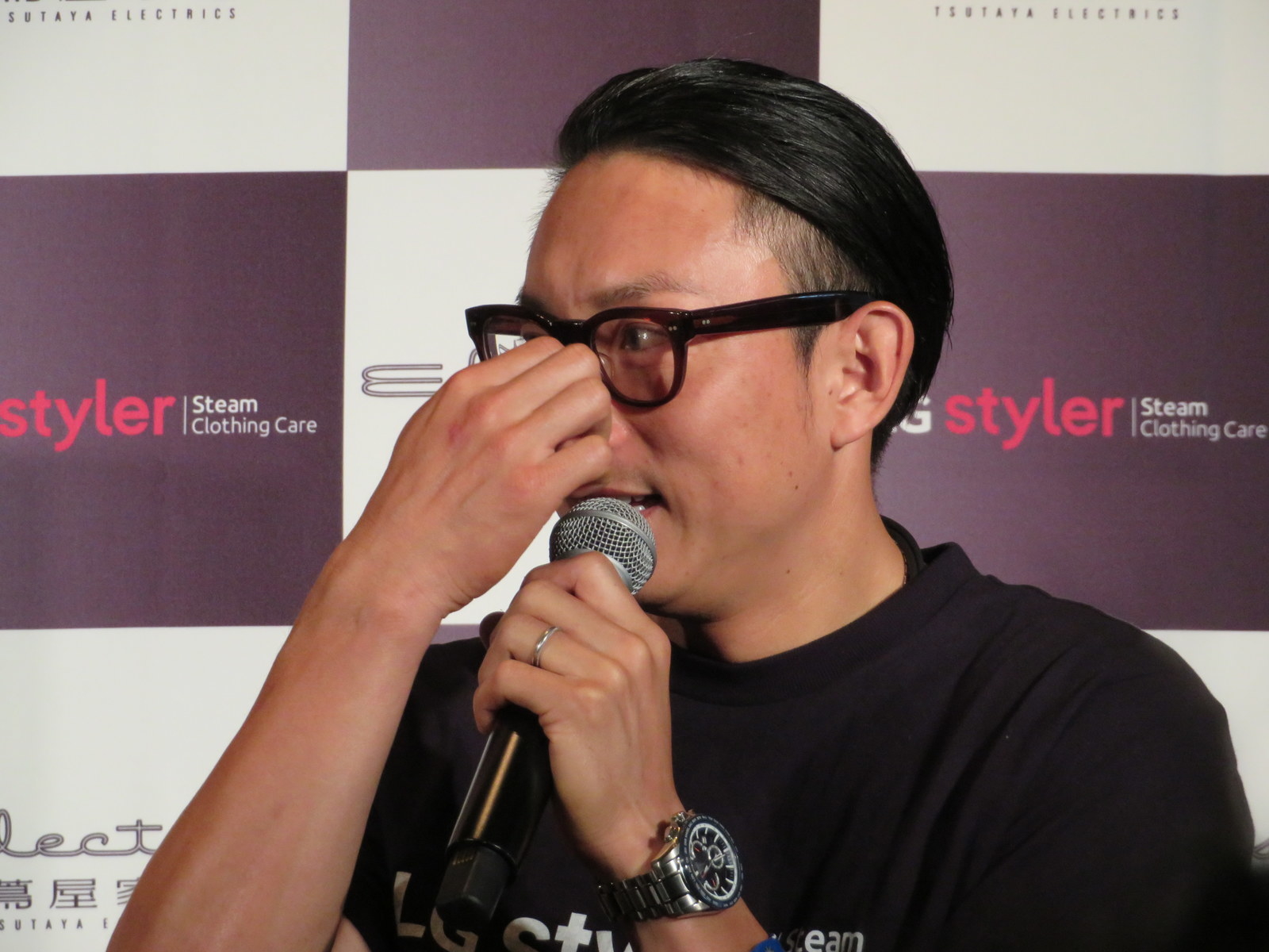 メガネの位置を直すムネリン