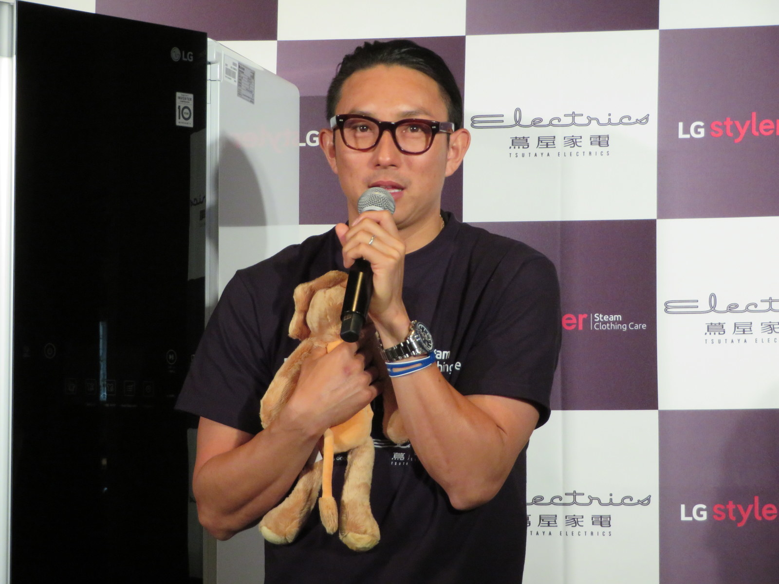 「お子さんに」と会場でプレゼントされた人形を抱きしめるムネリン