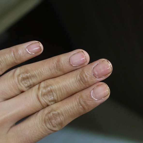 The wire can be used simply to outline the nails.