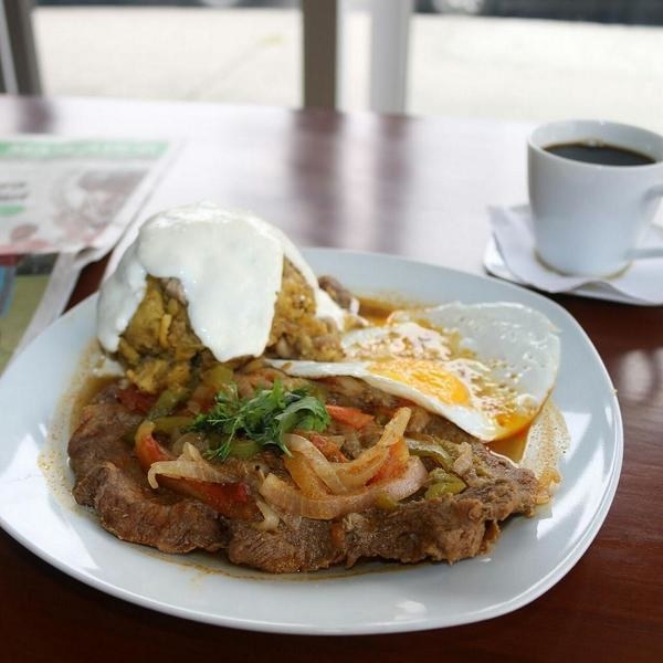 Bueno, de eso se trata ser un verde lover. Con queso, con chicharrón, con huevo, y más. Y ni hablar de las bebidas: con cafecito, jugo o una Coca-Cola. ¡No importa!, esa es la magia del verde.