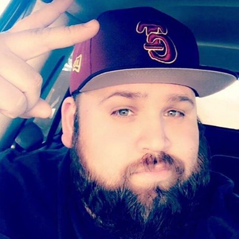 La gorra debe ser del equipo favorito de béisbol y puede ser usada de noche y/o en interiores.
