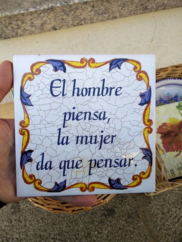 Este azulejo que es para darse codazos con tu compadre y decir "mira, ese azulejo da mazo de pensar".