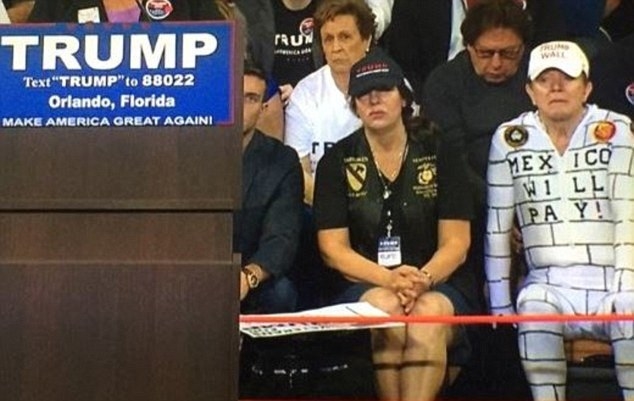 Trump dijo que el gobierno mexicano y Enrique Peña Nieto lo negó. Hay que ver qué ha pasado desde entonces:Trump propuso, para ahorrar tiempo, pedirle el dinero para la construcción del muro al Congreso de Estados Unidos, con la promesa de que México se lo pagará después.En conferencia de prensa, Sean Spicer, Secretario de Prensa de Donald Trump, advirtió que “de un modo u otro, el gobierno de México va a pagar por el muro.”El gobierno mexicano no ha respondido.
