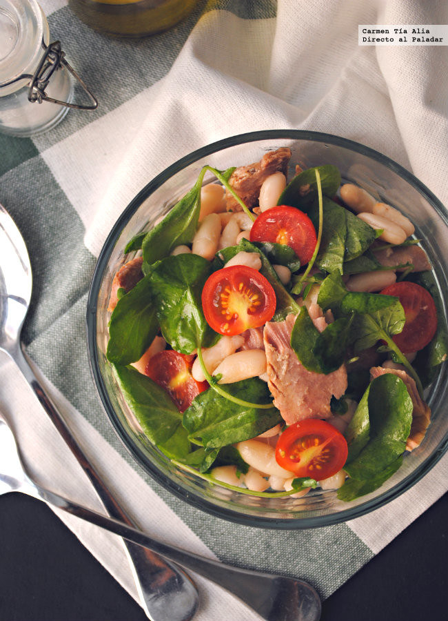 Una forma sencilla de comer legumbres sin el engorro de estar cocinando durante más de una hora es introducirlas en tus ensaladas: esta receta se prepara en menos de 10 minutos (utilizando las alubias de bote) y es una forma estupenda de comenzar la semana.