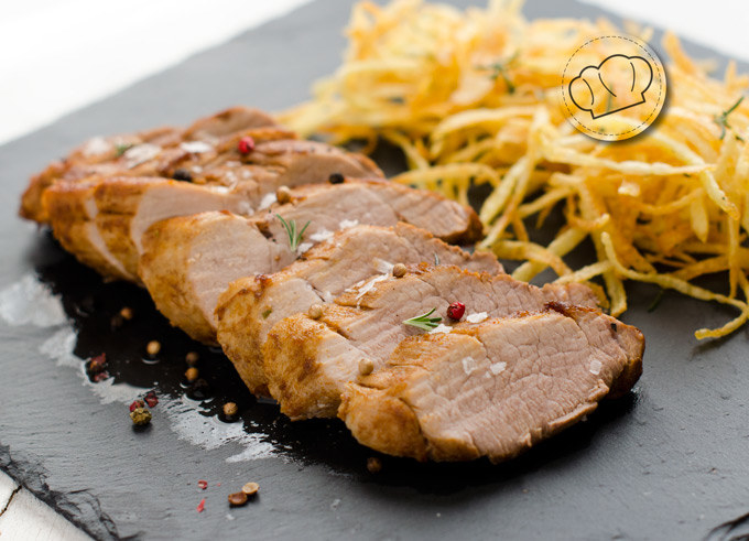 Una buena forma de comer carne en la oficina, acompaña tus trozos de solomillo con una rica ensalada y a disfrutar. Aquí tienes la receta.