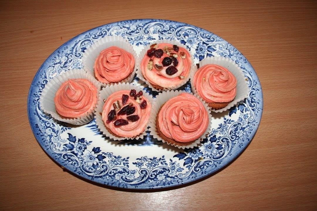 Lets face it, who doesn't enjoy eating a wee cupcake. These beautiful pink butter icing cupcakes definitely look the part for being in the mood for valentines day.