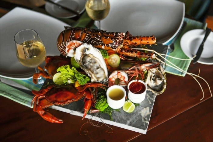 Om nom nom! Being a lovely island, Sri Lanka is quite popular for its abundance of seafood, which can be found almost anywhere! Feast on juicy prawns, spiced crabs and varieties of fish that are cooked in numerous ways, especially is any hotel in Mount Lavinia, while you’re on the island! 🦀