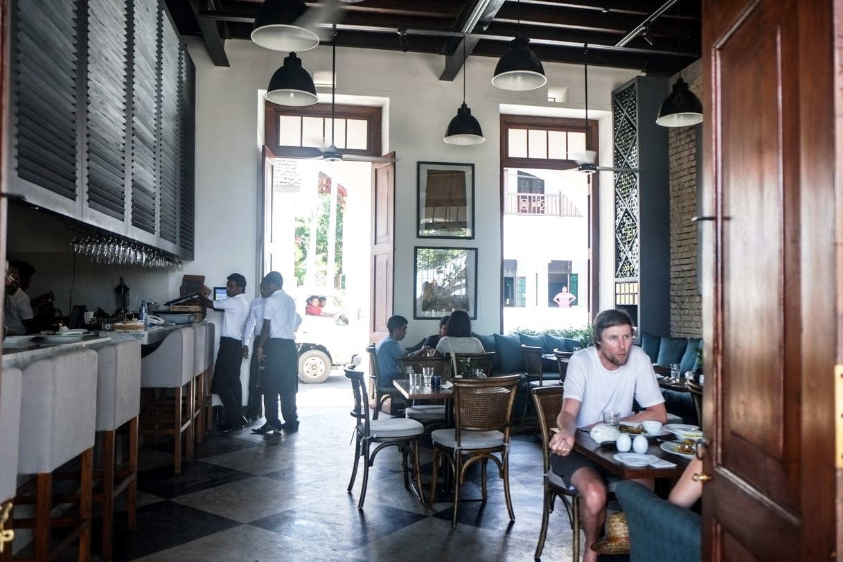 Galle is packed with places to eat and drink. As there are many Galle Fort hotels in the area, you can opt to wine and dine at their restaurants or grab a quick meal from the smaller restaurants in the area.